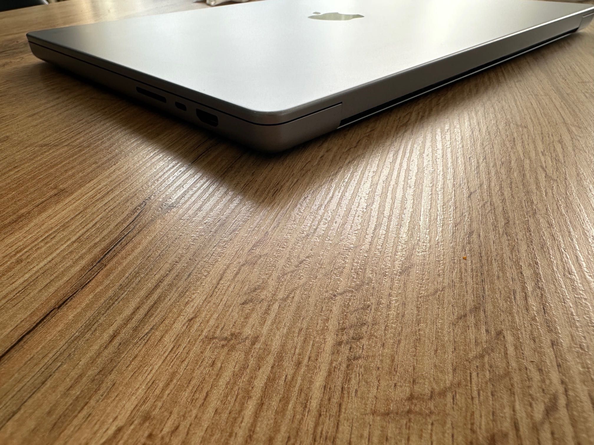 MacBook Pro 16" M1 Pro 10-CORE CPU, 16-CORE GPU, 32GB RAM, 1TB SSD