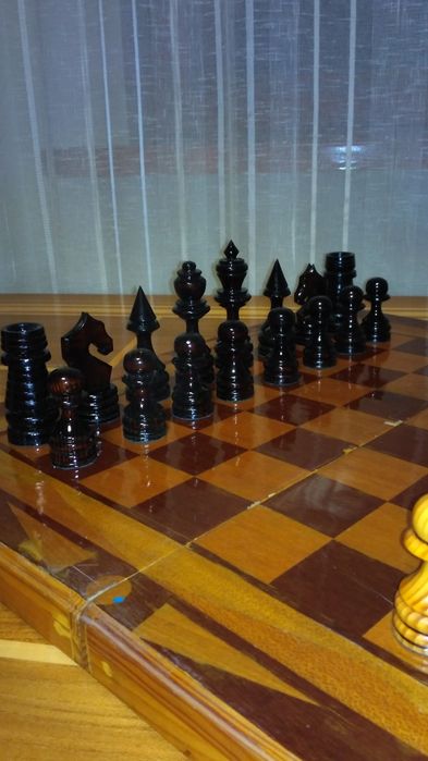 Продаю деревянные  шахматны фигуры.н