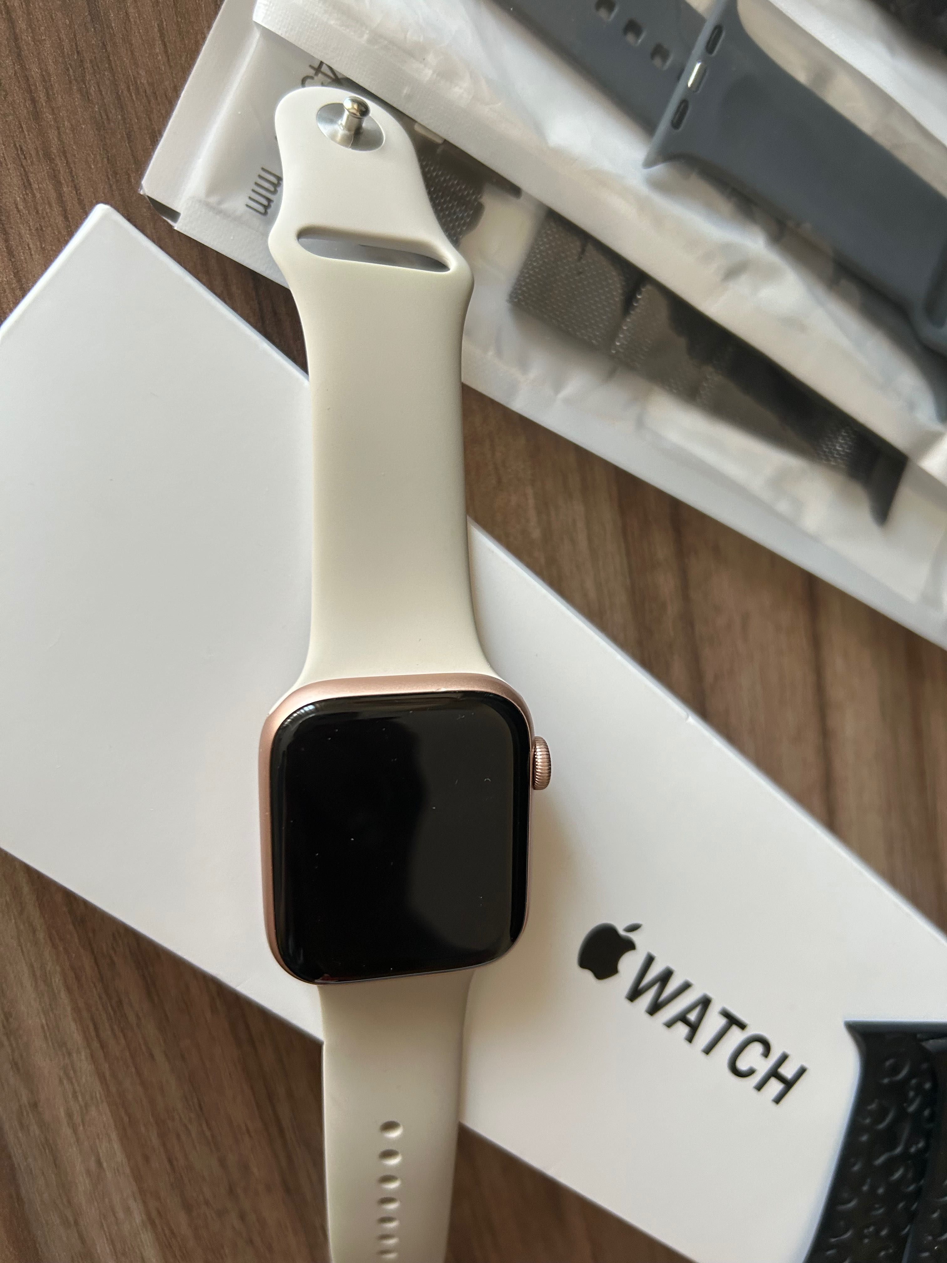 Часовник APPLE WATCH SE GOLD 44 mm