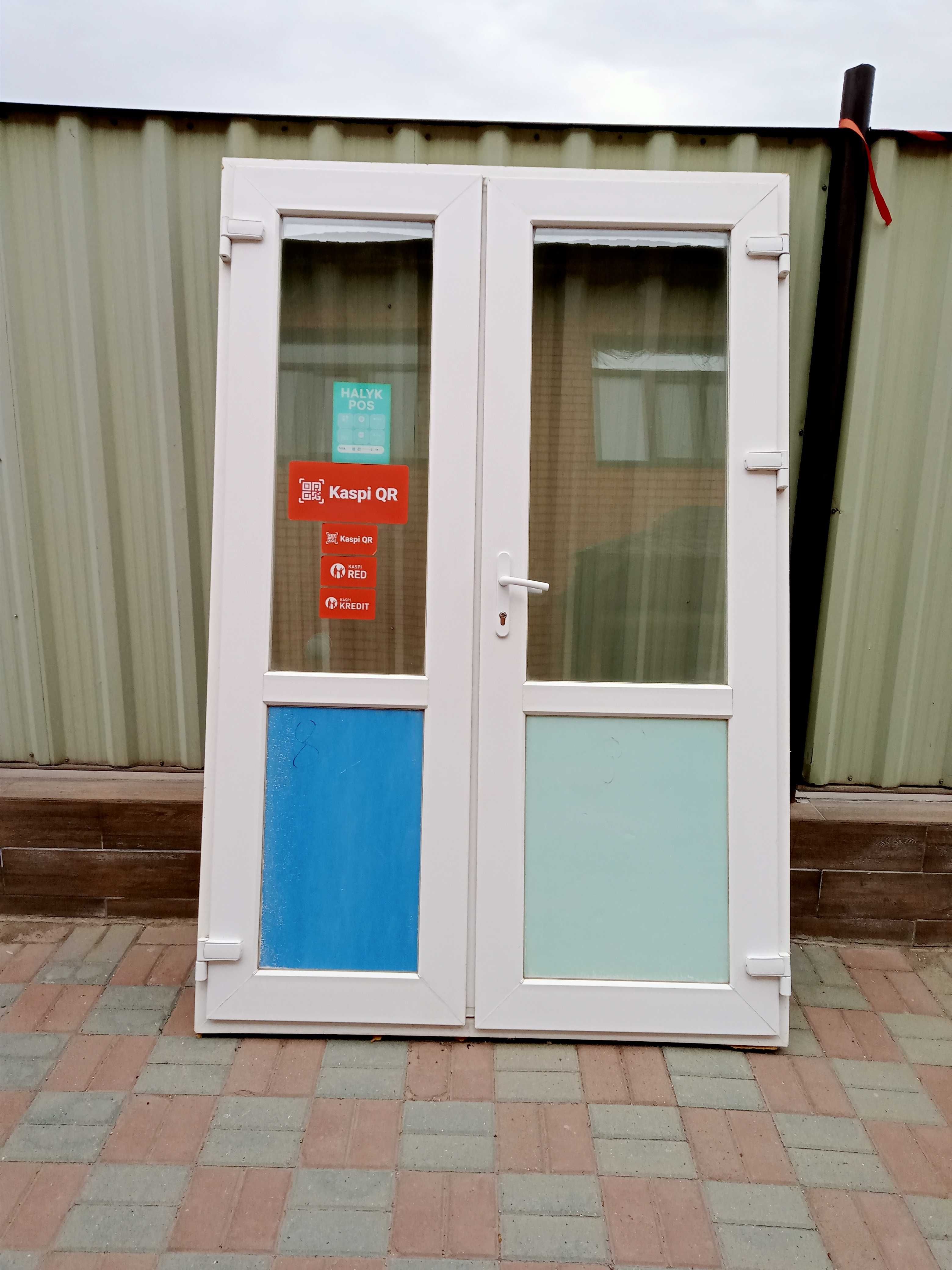 Продам пластиковую 2-х створчетую входную дверь