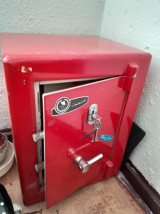Продаётся сейф б.у.