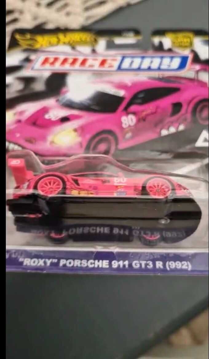 Hot Wheels PREMIUM "ROXY" porsche 911 GT3 r (992)