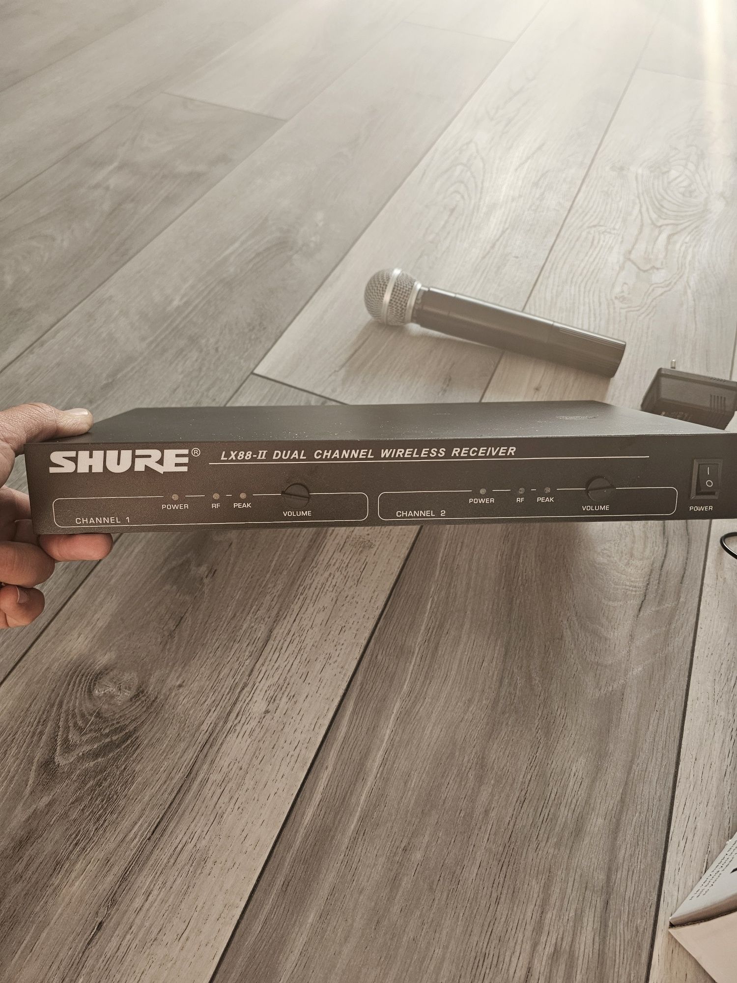 Sistem wireless cu 2 microfoane SHURE LX88-II