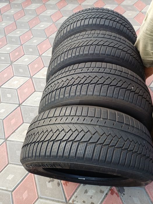 Vand 4 anvelope de iarna 235 55 r17 CONTINENTAL