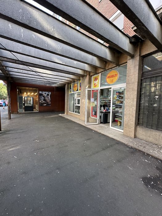 Inchiriez spatiu  piata miorita str abrud