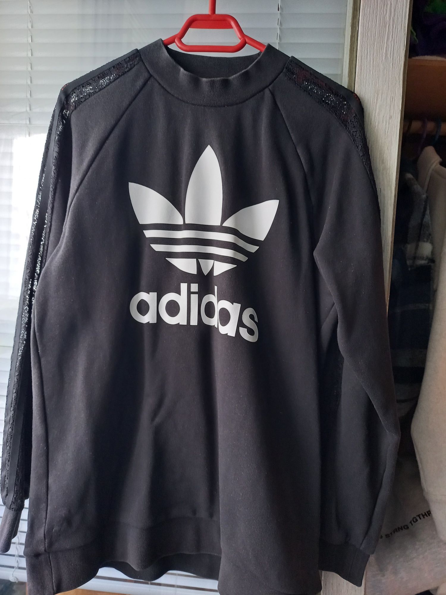 Vând bluza adidas