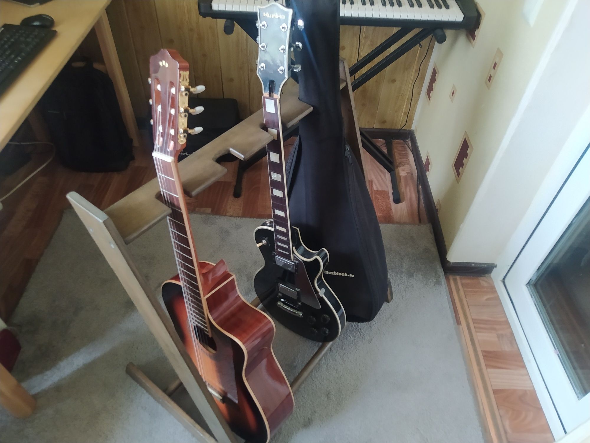 Гитарные стойки на 4 гитары