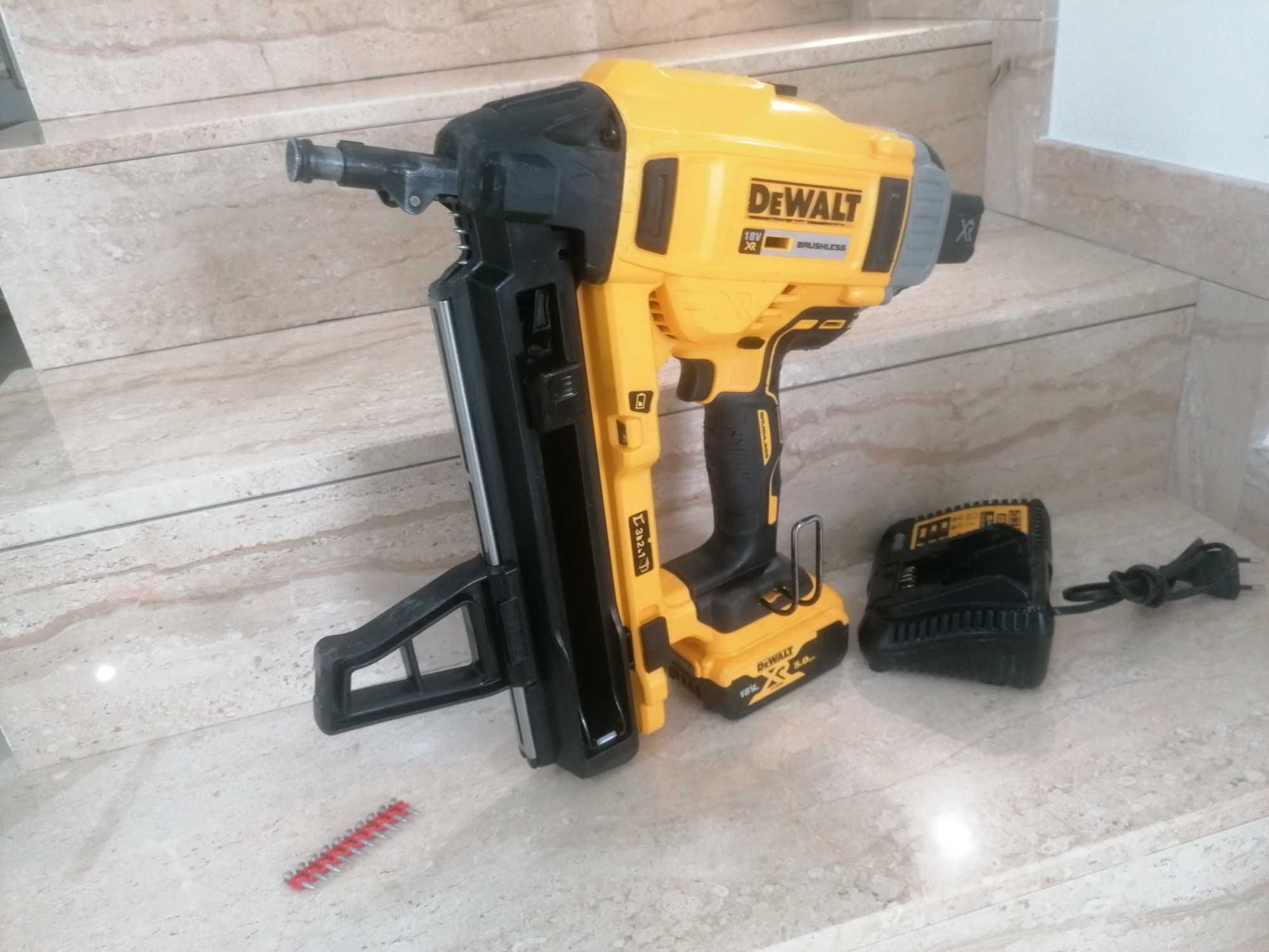 Pistol cuie beton Dewalt DCN 890