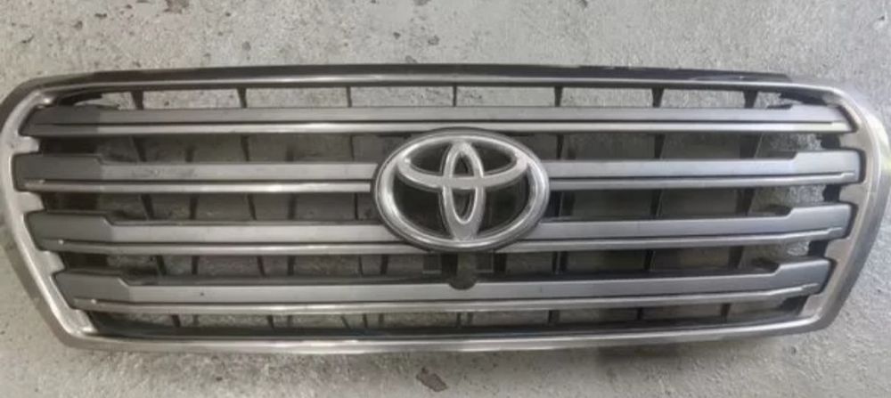 Решетка радиатора Тойота Ленд крузер 200