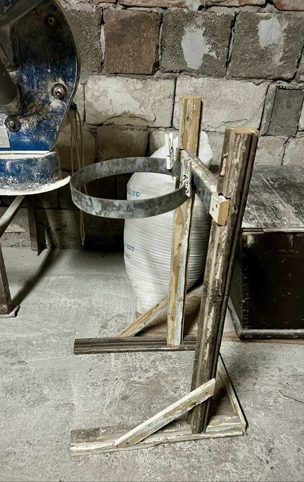 Suport sac din lemn reciclat – stabil, practic și personalizabil