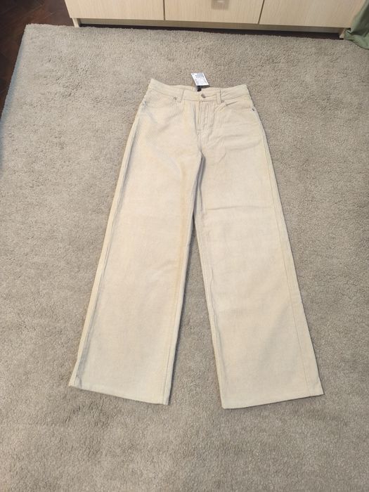 Pantaloni din catifea reiată (H&M)