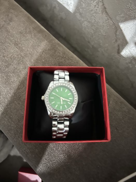 Элегантные часы с ярким зелёным циферблатом