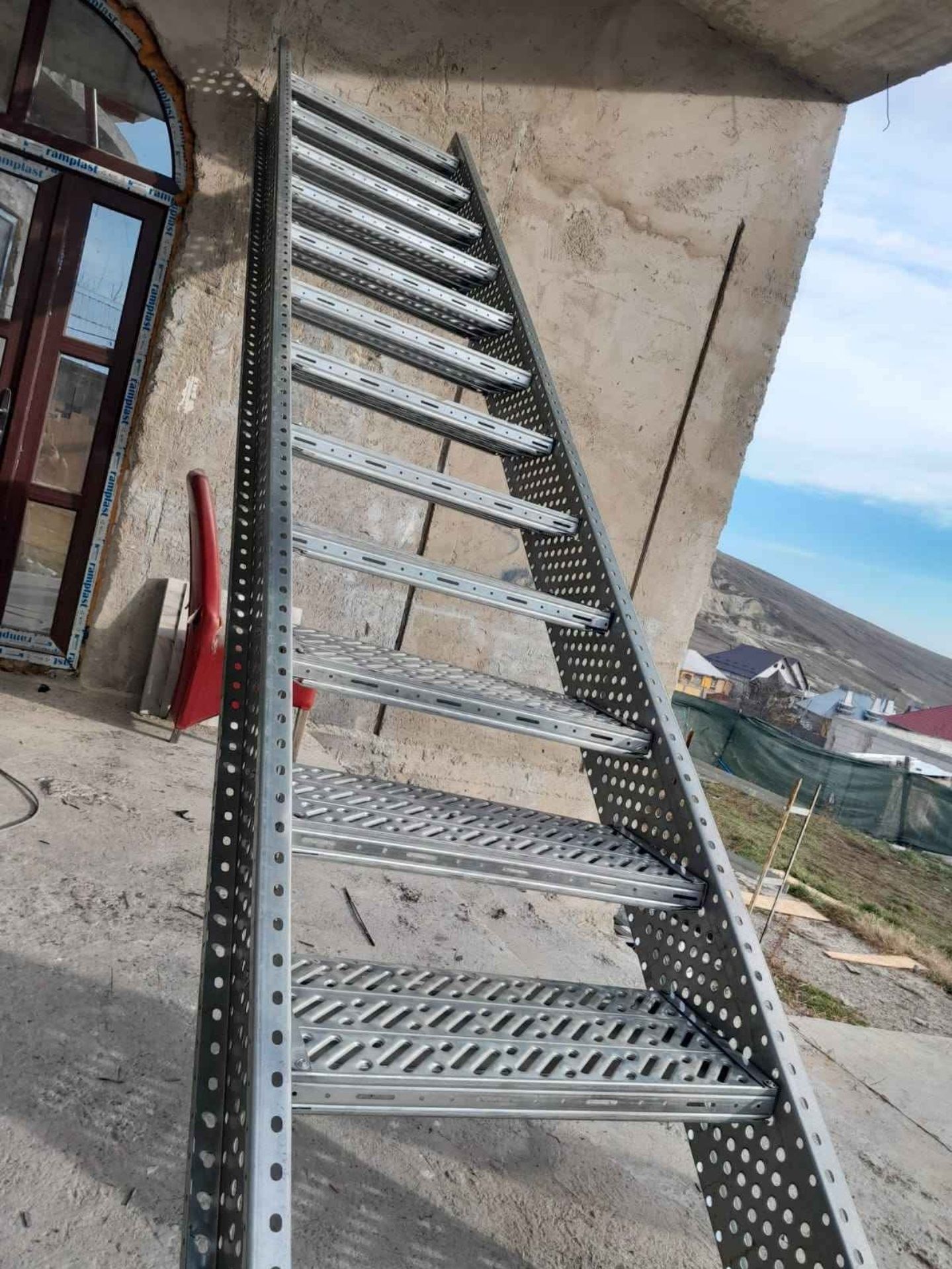 Confectionam scarii metalice zincate exterioare și pentru incendii , p
