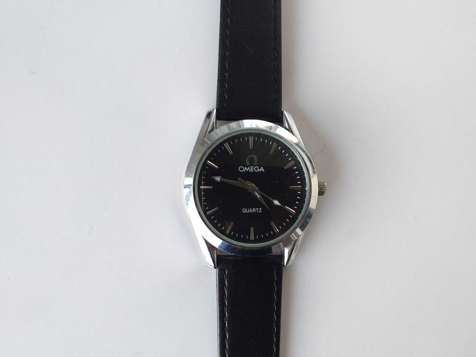 Омега с черен циферблат