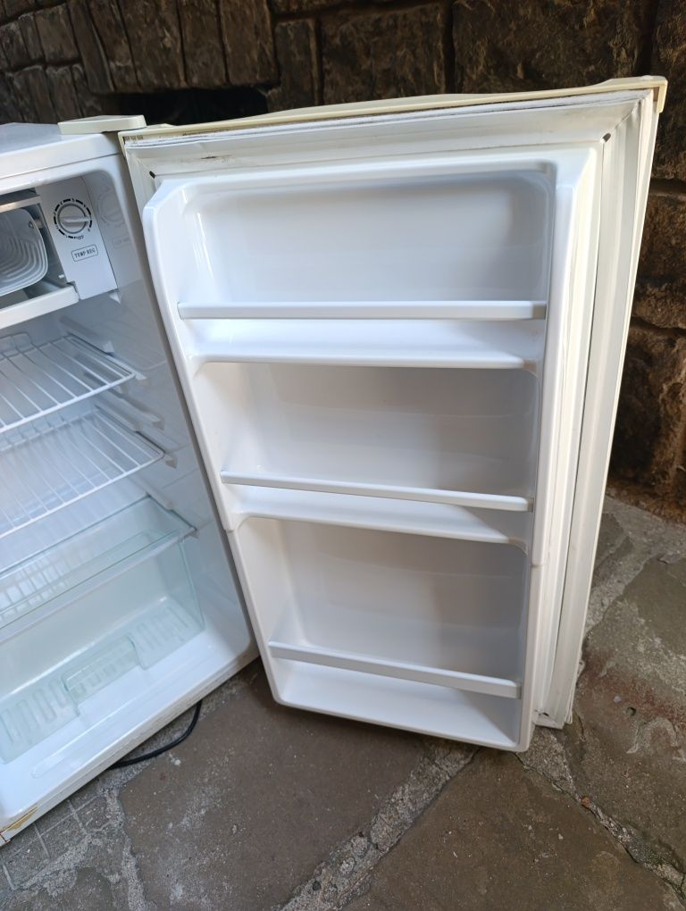 Хладилник Midea  много запазен