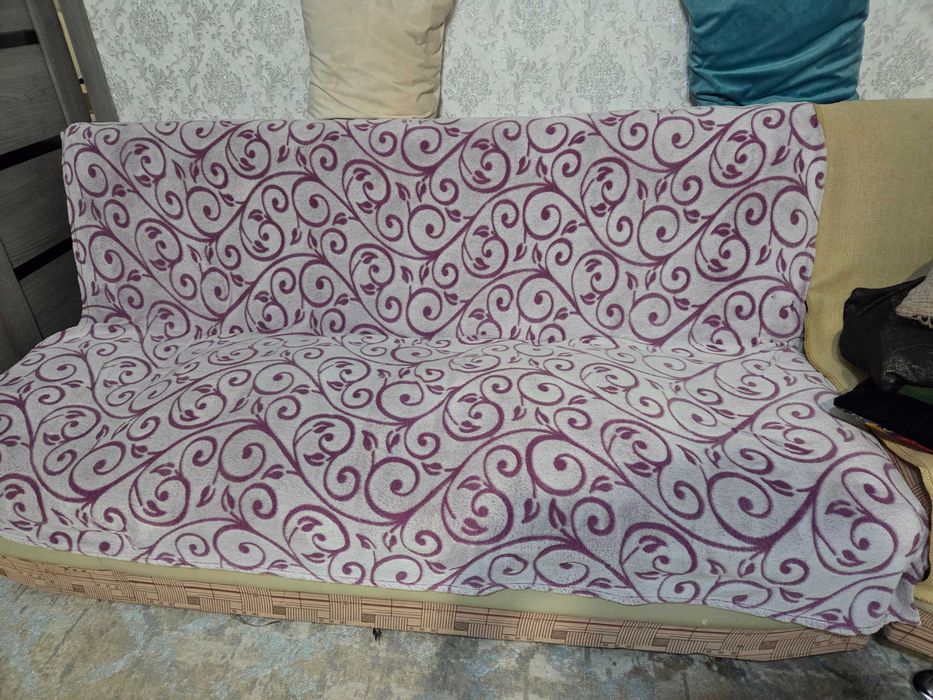 Диван б/у с двумя креслами.