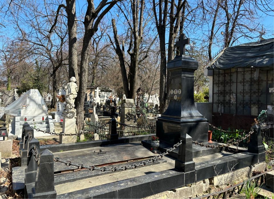 Vand loc de veci cimitir Belu