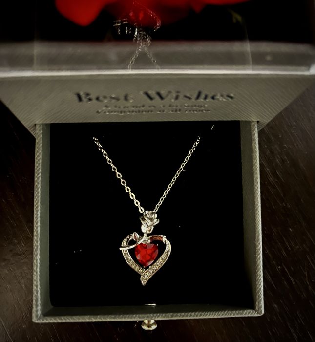 Cadou ideal compus din Cutie trandafir lantisor + punga cadou