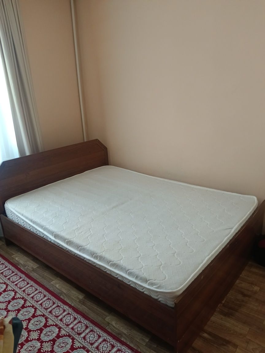 Кровать с матрацем