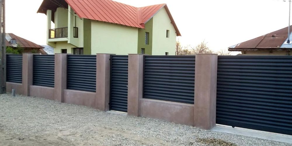 Construim garduri si porti din sipca metalica, panouri stil jaluzele,
