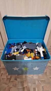 Большой ящик с разнообразными деталями Lego