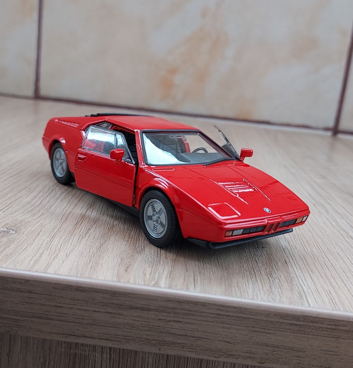 Macheta BMW M1 1978+motoras-Welly 1/34-masinuta jucarie colectie noua