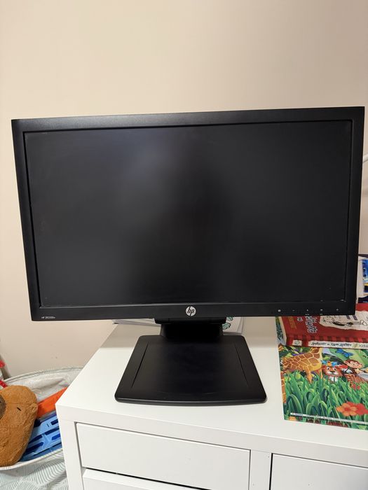 Компютър,екран,клавиатура и тонколони