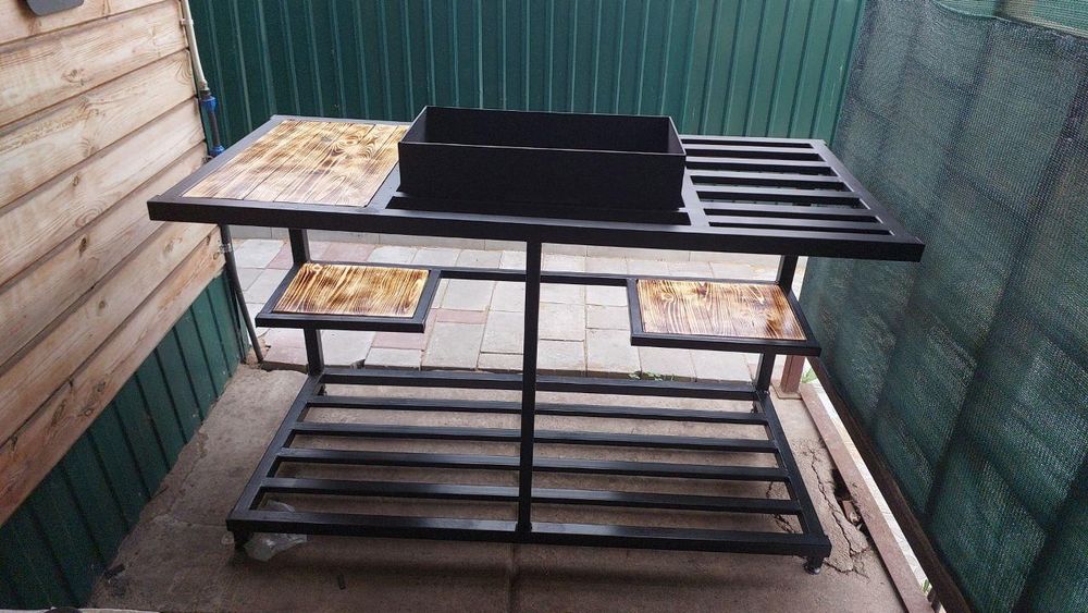 Мангал, стол, оградки, цветники.