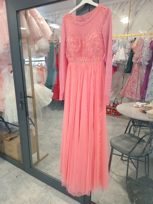 Вечернее платье белое караловое золотистое