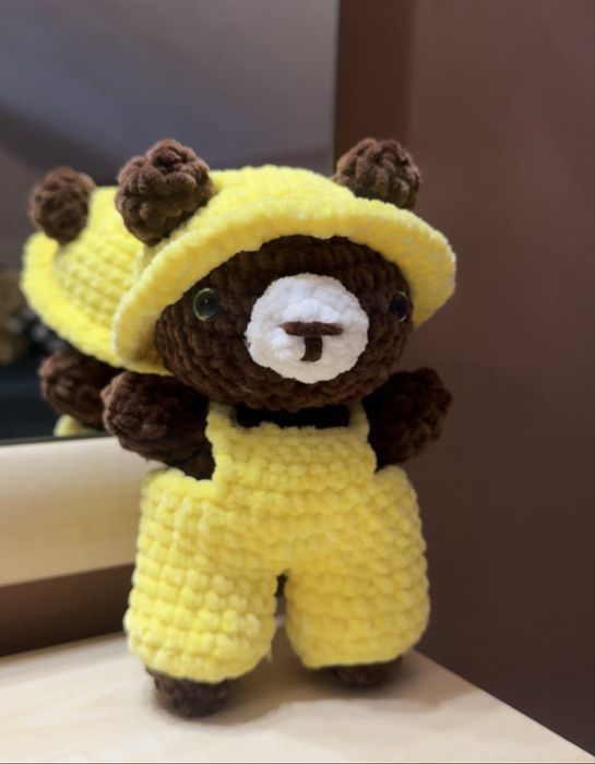 Ръчно плетено мече със слънчев гащеризон и шапка