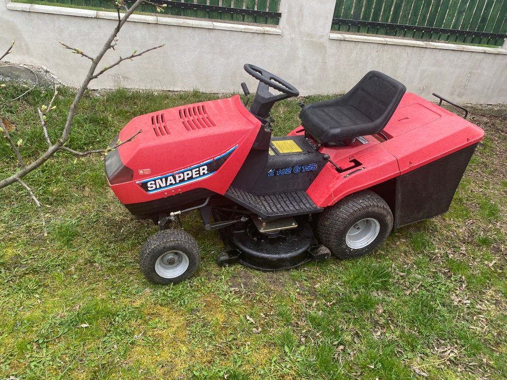 Tractoraș de tuns și tăiat gazon.