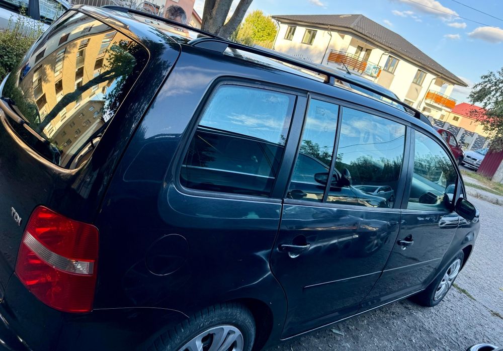 Vând Touran 1.9 TDI 2004 Culoare: Negru-preț 2000 Euro