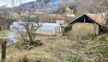 Парцел с плевня и оранжерия