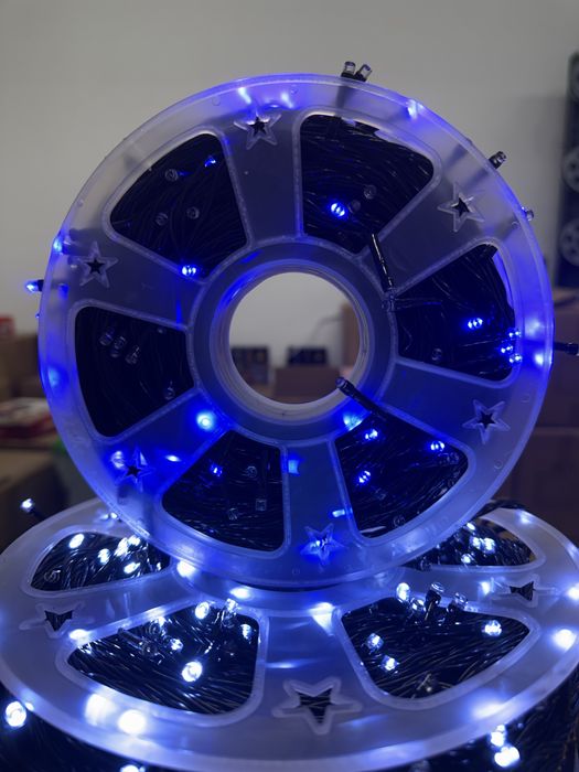 Instalatie brad diferite culori si jocuri de lumini