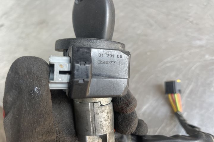 Contact cu cheie 356033T / 356033 T Dacia Logan prima generatie