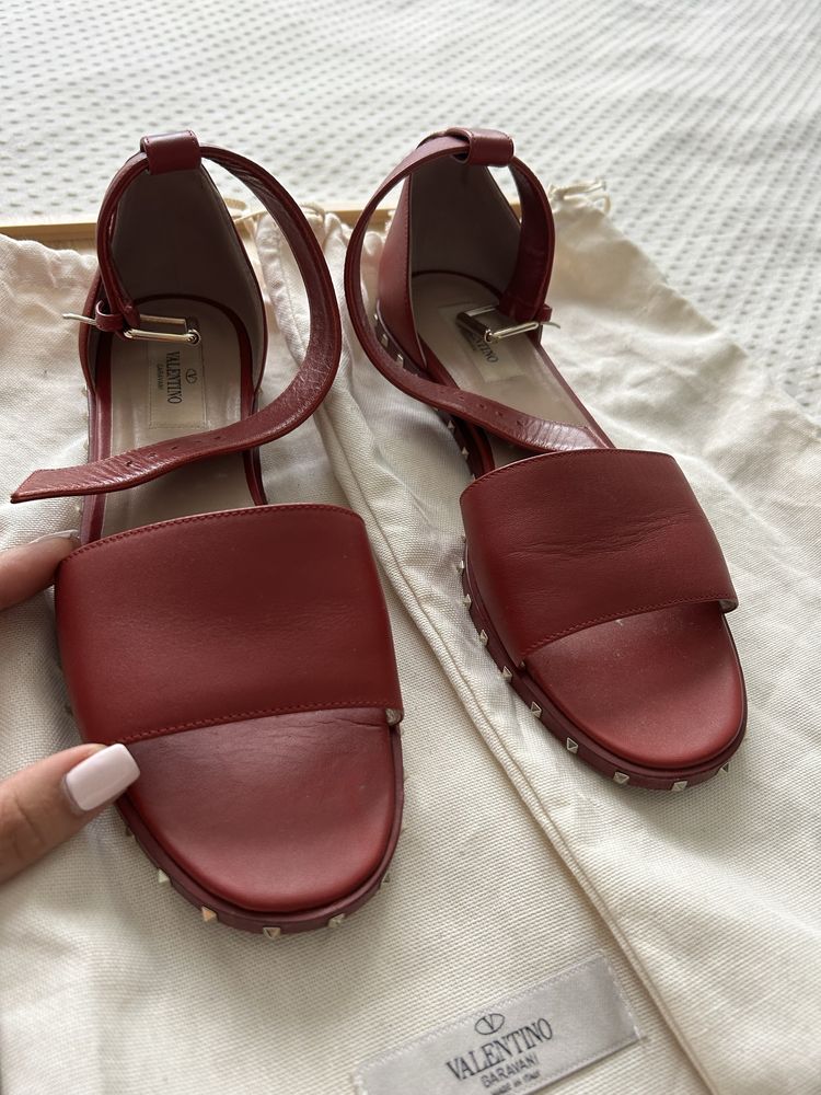 Valentino Garavani rockstud червени сандали 38ми размер
