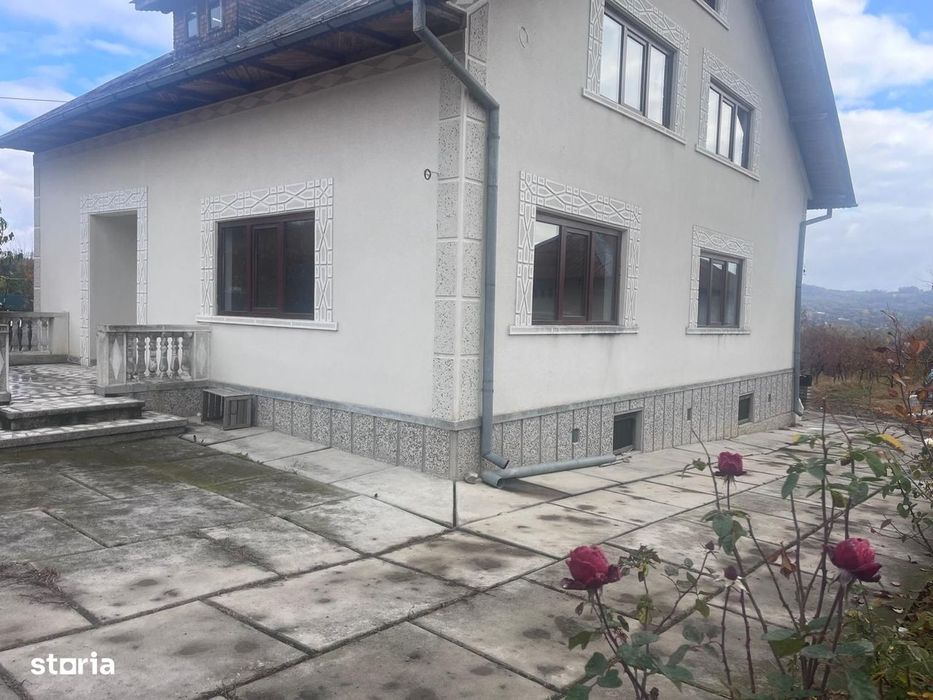 Vanzare casă spațioasă cu teren generos în Cândești Vale–jud Dambovita