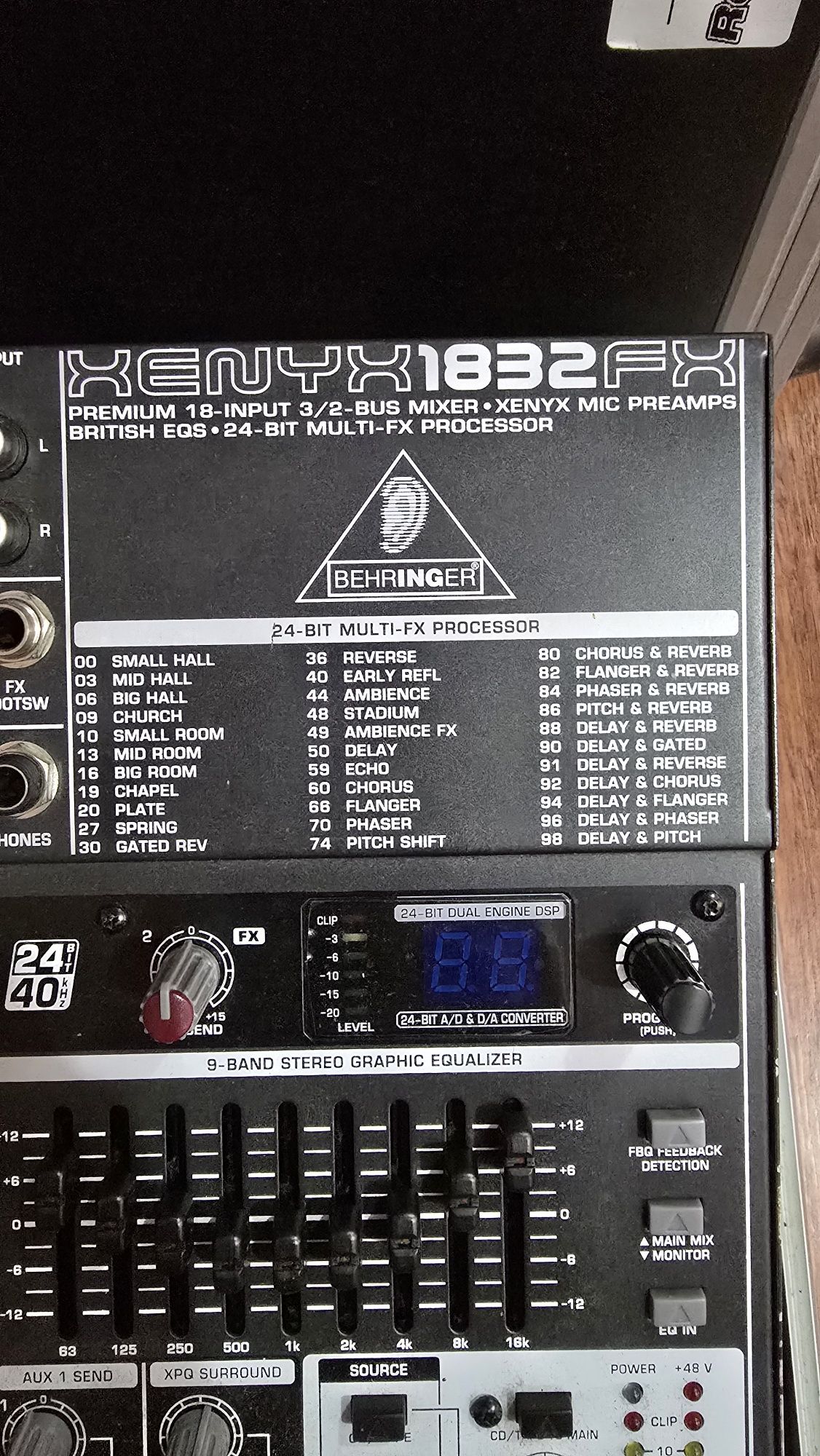 Mixer Behringer XENYX 1832FX