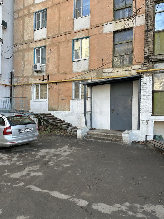 Продам квартиру 3-ком в Шахтерском дворе Ауэзова 18 кв 1