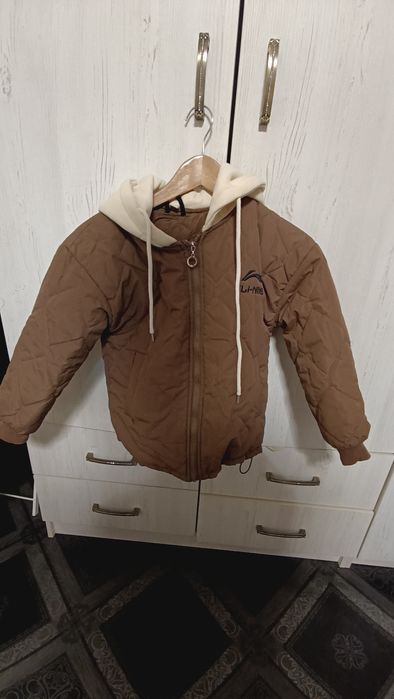 Продаю демисезонную куртку в отличном состоянии