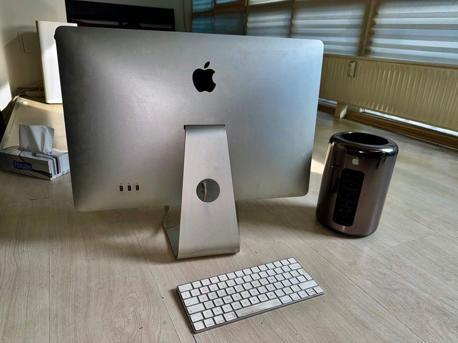 Apple Mac Pro "trashcan" + Monitor Apple Cinema, schimb cu Macbook Pro