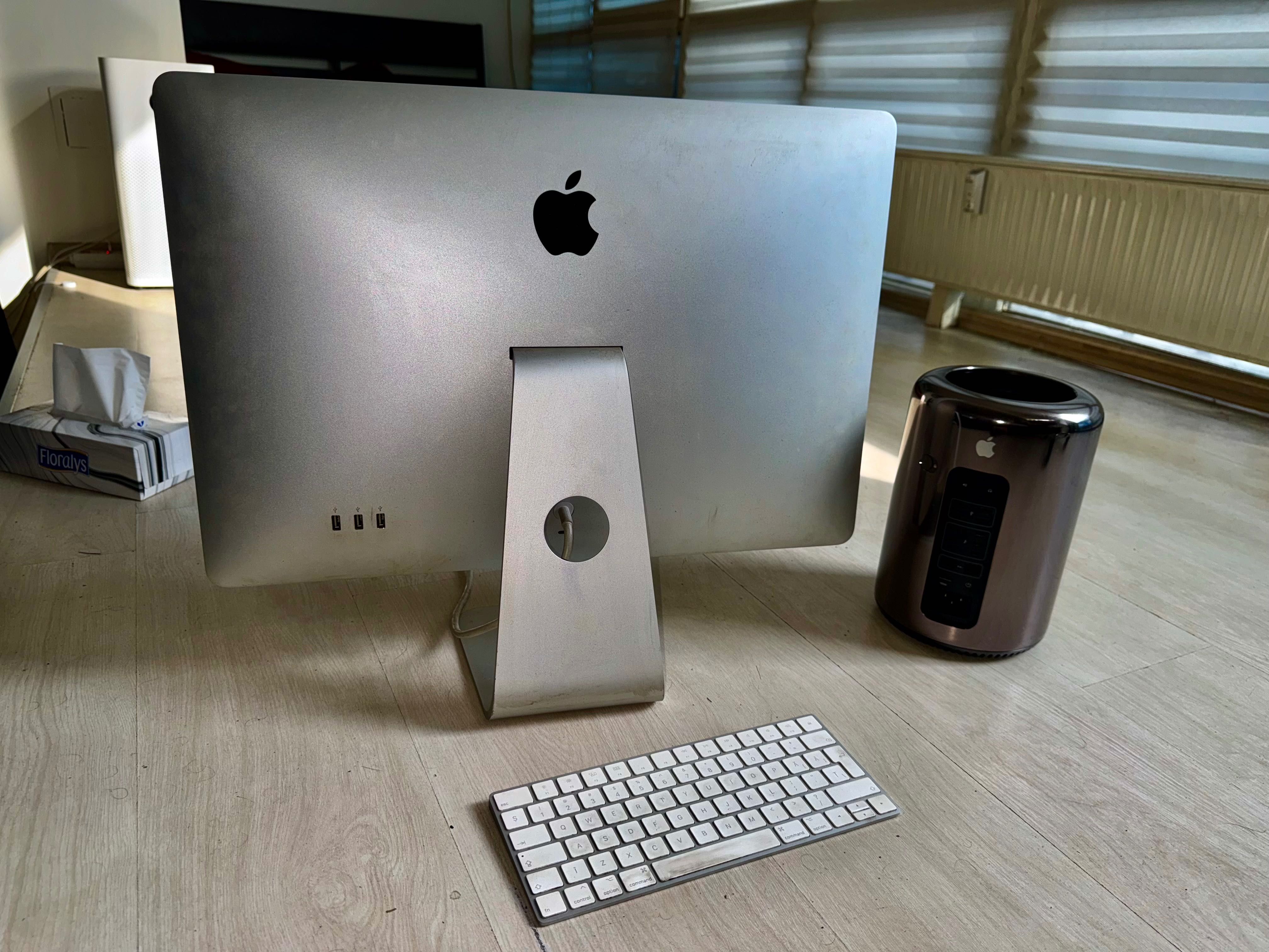 Apple Mac Pro "trashcan" + Monitor Apple Cinema 24"