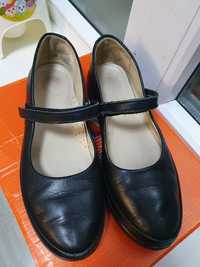 Продам кожанные туфли на девочку фирмы Tiflani