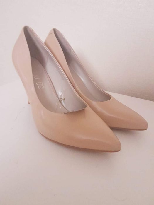 Нови обувки с етикет от естествена кожа на lasocki.