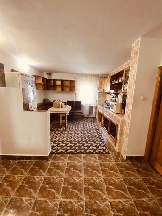 Apartament de vanzare cu 3 camere - Calimanesti Centru-
