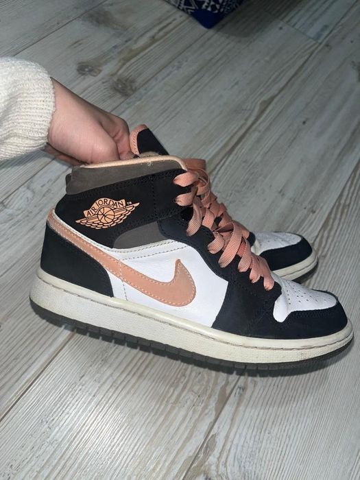 Jordan 1 Peach Mocha