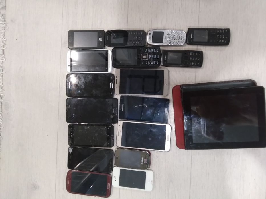 Продам телефоны не рабочие на запчасти.