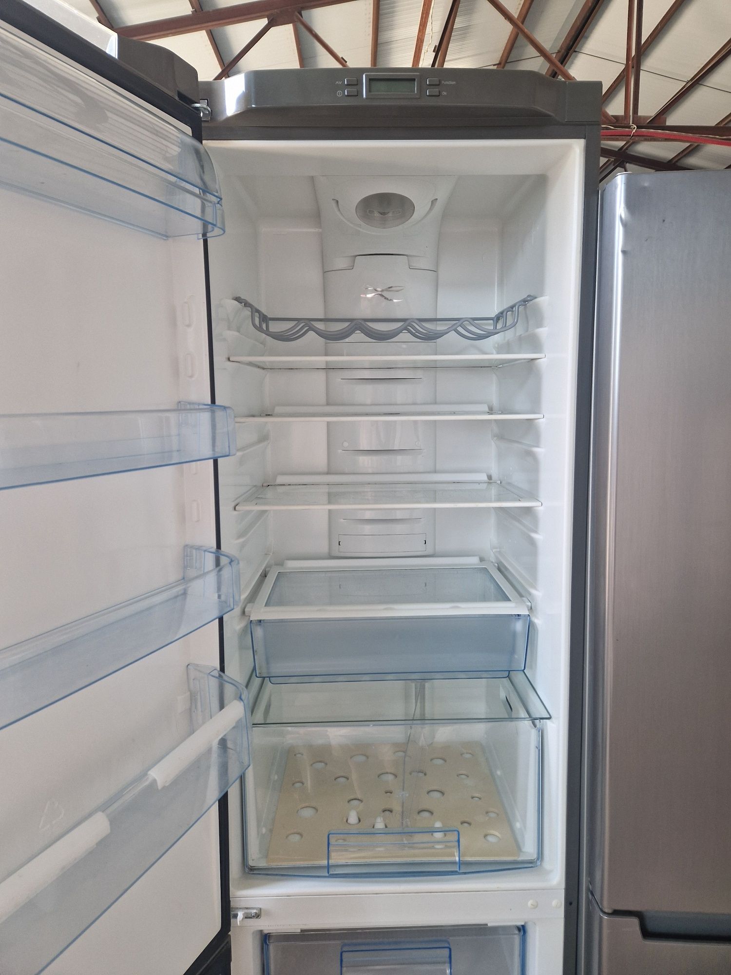 Хладилник с фризер Electrolux A++ No Fros 200 смt