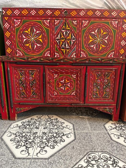 Сатылымда!
Қолмен жасалған, ұлттық өрнектермен әсем бедерленген кәрезд