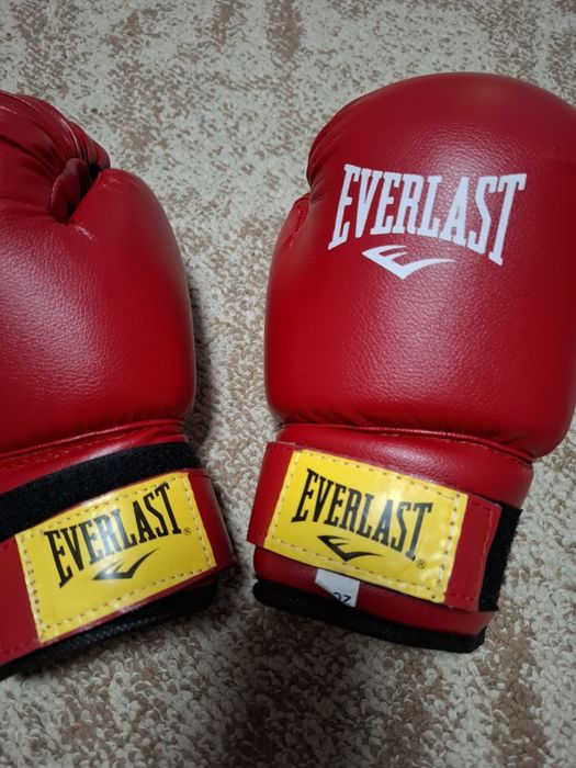 Боксёрские перчатки новые.